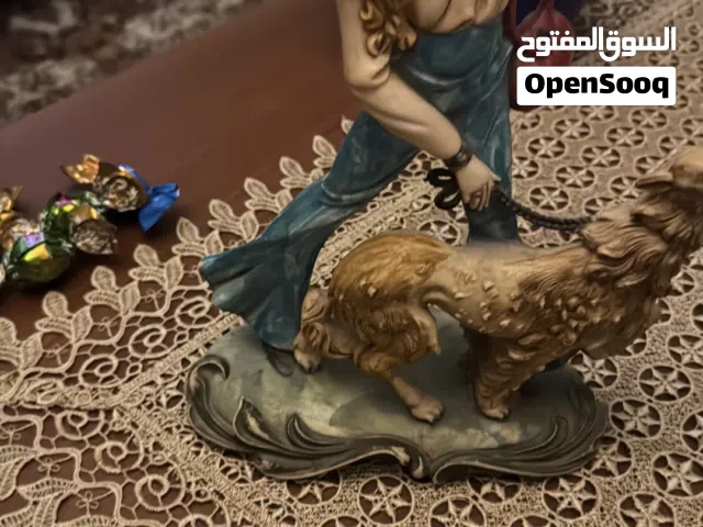معرض ثلاث رفوف جام ومجر كبير   خشب صاج  مع تحف اصلية