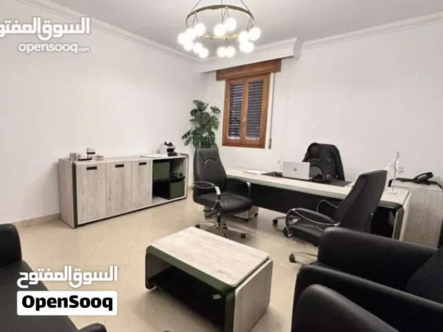 شقة تجاريه ارضيه مجهزه بالاثاث لمكتبي ومولد  تصلح لي الانشطة التجارية ف بن عاشور