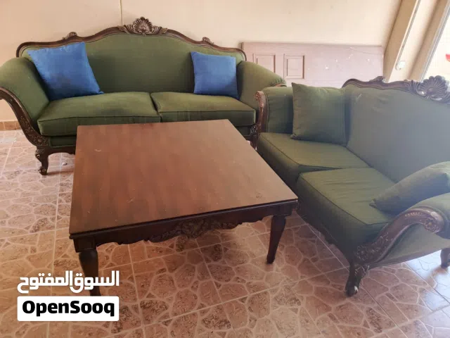 يوجد عدد كنب كبار وطاول كبيره خشبية بحاله ممتازة ونظيف