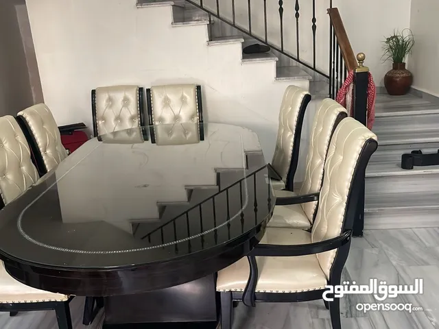 طاولة سفرة ماليزي نخب اول بحالة جيدة