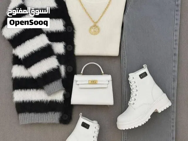 طقم شتوي ثلاث قطع كلاسيكي ناعم وانيق بلوزة رقبه كات مع فنيله فرو زرارت مع بنطلون جنز كاجول