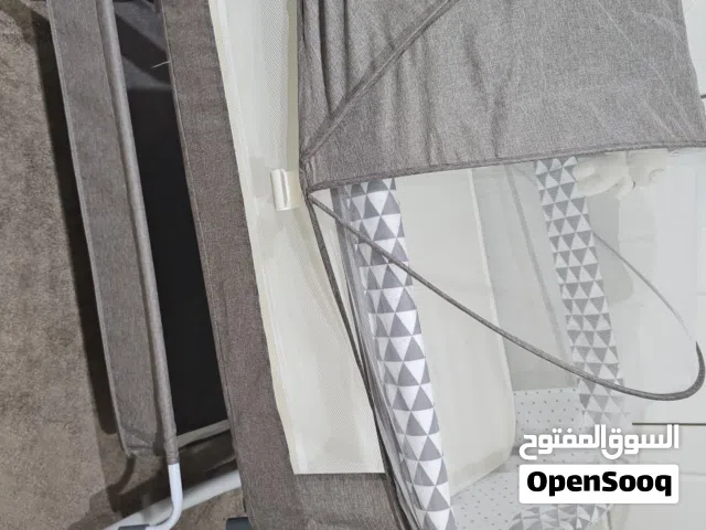 سرير رمادي اللون جديد