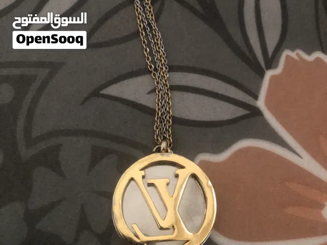 للبيع قلاده نسائيه LOUIS VUITTON PARIS ملاحظه اصليه فيها سيريو نبر