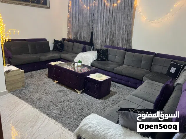 طقم كنب 9 مقاعد ومعو اسكملات نخب اول بحالة الوكاله للبيع بسعر مغري 350 دينار والشرا بنقصرش معو