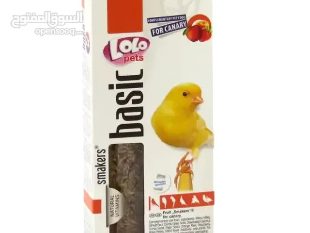 عنقود فواكه من لولو مكافأة لطيور الكنار مع فيتامينات