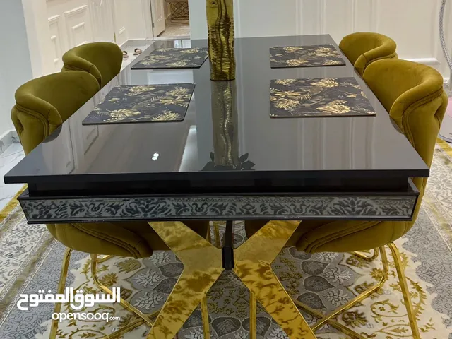 Dining table with chairs and vases  طاولة طعام مع 4 كراسي ومزهرية