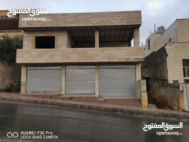 منزل قيد الانشاء مع مستودعات جاهزات
