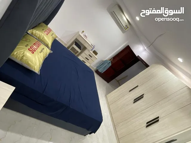 غرفة نوم كاملة للبيع خشب ماليزي تفصيل نظام زاوية + طاولة تلفزيون - شبه جديد