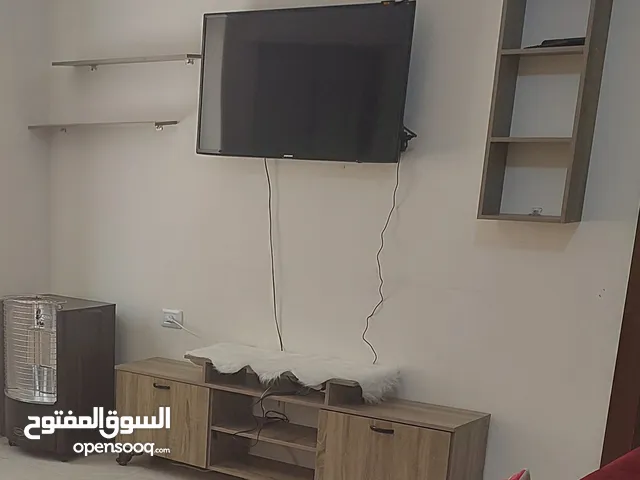 طاولة شاشه وديكور رفوف مستعمل بحالة الجديد