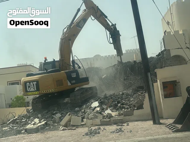 يوجد لدينا شيول و حفارة سوف  نقوم حفر الاراضي وتسوية الارضي وهدم مباني القديمة لدينا شاحنة قلابة رمل