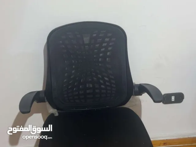للبيع : كرسي و مكتب دراسي و مروحة
