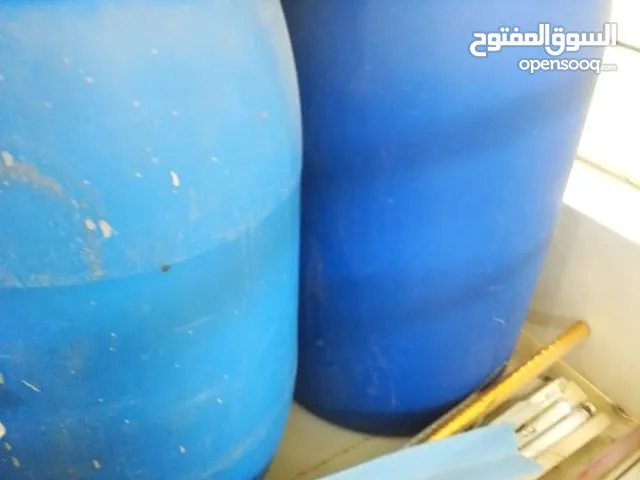 براميل بلاستك حجم كبير وجلكانات صغيرة