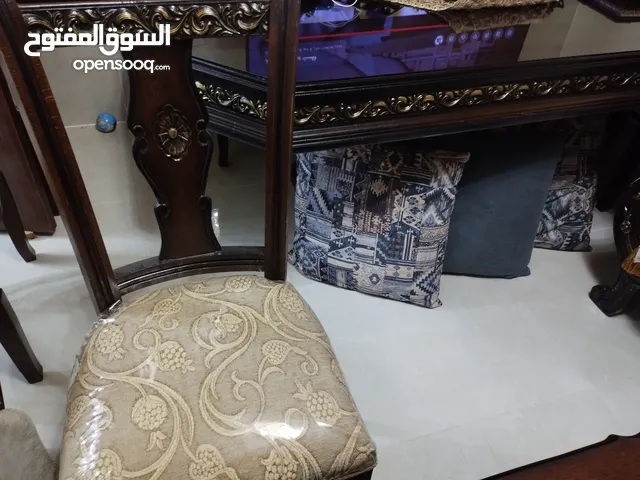 طاولة سفرة ديكور حفر من خشب اللاتية و خشب الزان بحالة ممتازة مع ستة مقاعد للبيع بمائتين و ثلاثين د.