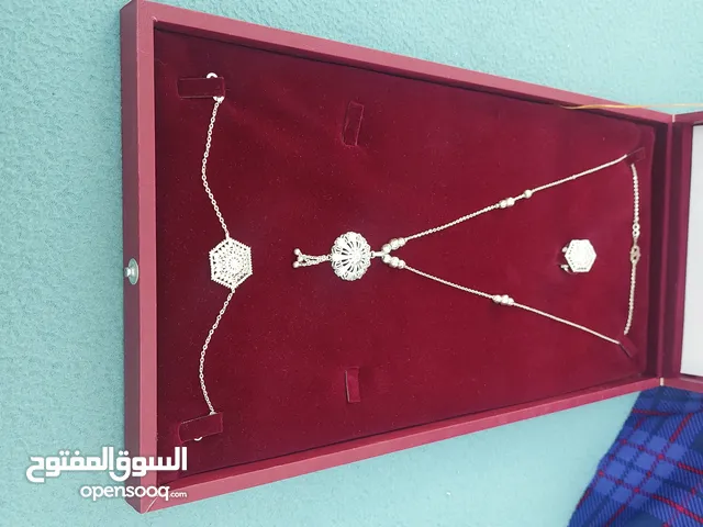 طقم من الفضه ثلاث قطع عالي الجوده