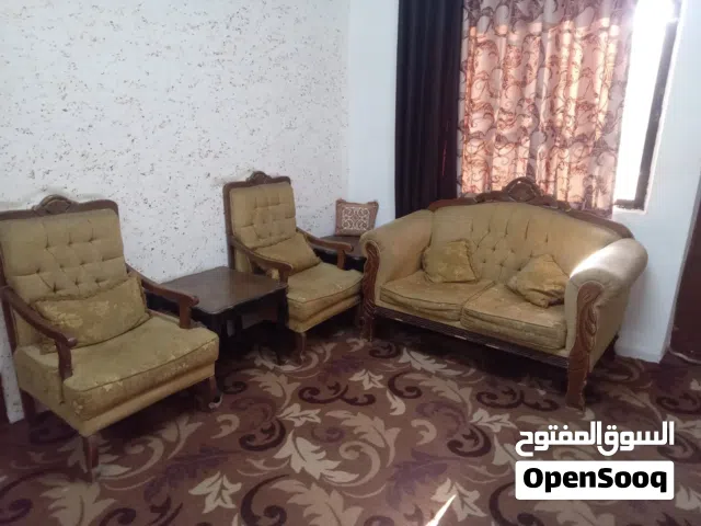 طقم كنب بحاله جيده وبوفيه خشب بحاله ممتازه