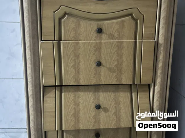 خزائن وطاولة