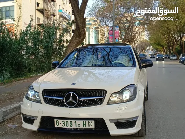 Sedan Mercedes Benz in Nablus