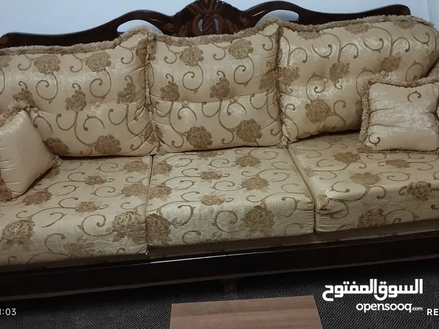 طقم كنب 7 مقاعد مستعمل شبه جديد خشب قوي و تفصيل ممتاز . موجود في بيتا نابلس . المعني يتواصل على الرق