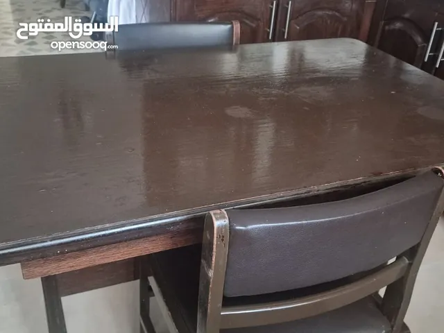 طاولة وكرسيين خشب زان بحالة ممتازة مستعمل للبيع