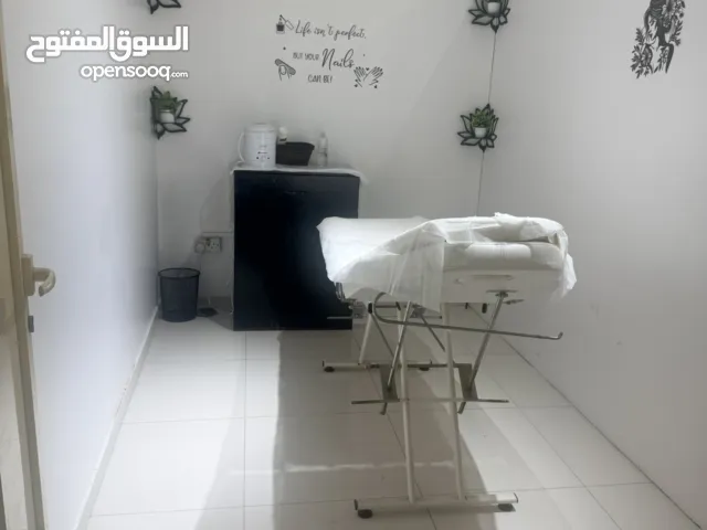 للبيع صالون نسائي عمره 20 سنه شامل جميع التجهيزات والمستلزمات ومع تحويل الموظفات