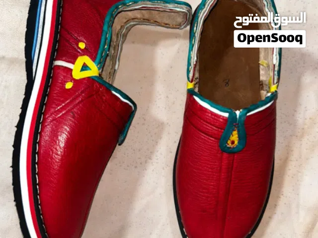 حذاء تقليدي نسائي تصميم أنيق وراحة مثالية