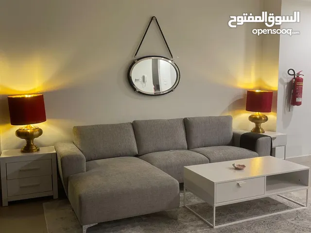 للبيع شقة في مراسي رزدنس غرفه و صاله و حمام و مطبخ و بلكونه مطله على سوق البراحه مدخل مباشر إلى مجم