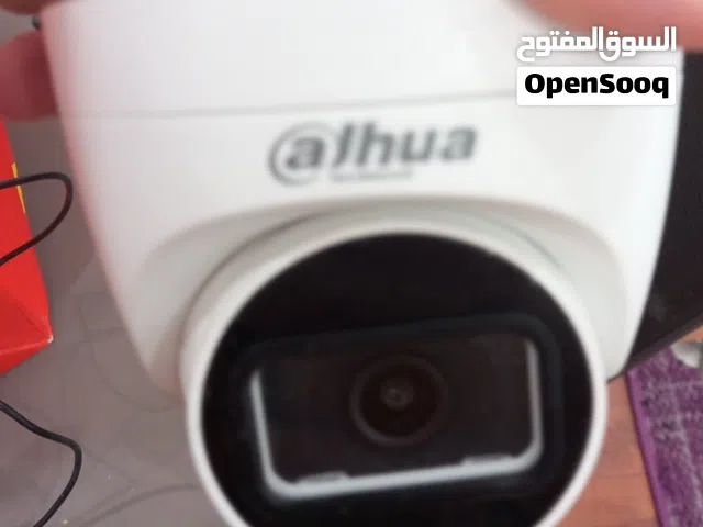 للبيع كاميرات المراقبه استعمال نظيف جدا وحدة فيها نظام رؤيه ليليه وثانية عادية لخارج المنزل وداخله