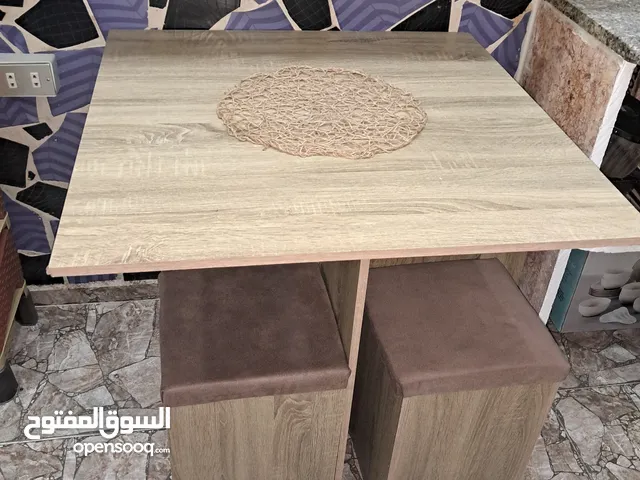 موجود خزانه مع مراي وطاوله مع اربع كراسي