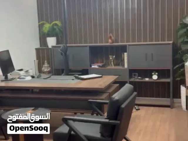شقة مكتبية تشطيب جديد وأثاث مكتبي VIP جديد في راس حسن مبني شركات متكامل