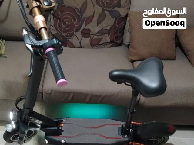 سكوتر كهربائي جيد جدا 48 فولت سريع يستحمل فوق مية وستين كيلو معاه شاحن وفي مفتاح اسبير وعجلات حجرية