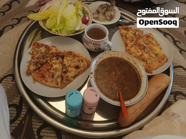 طبخه مكورنه وشربه و بيتزا  ودجاج والله يبارك طعمه