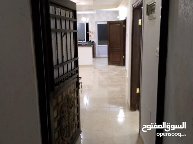 شقة سكنية مميزة قرب دوار البياضة اربد شارع الملكة نور ثلاث غرف حمامين ومطبخ ديلوكس