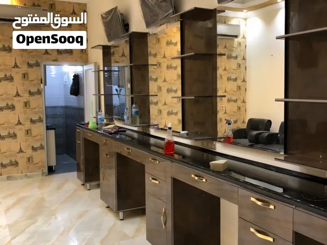 ميز مرمر وجام خانات كان في صالون حلاقة hdf شغل ممتاز طول 5 امتار وعرض 60