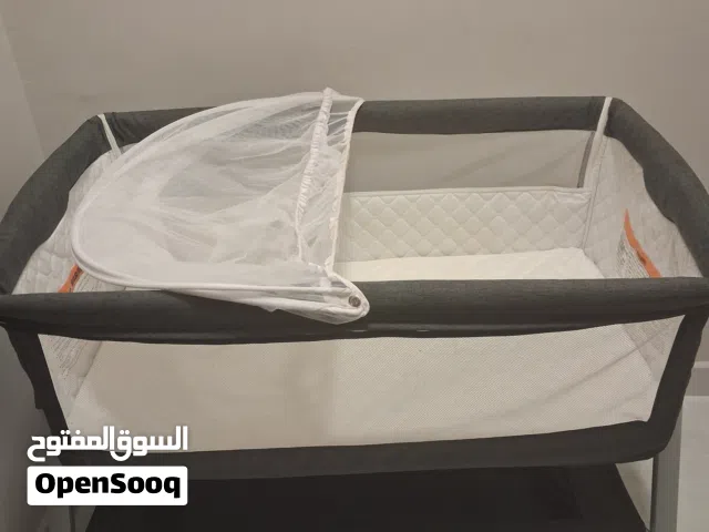 سرير اطفال جديد ماركة Uenjoy ممتاز جودة عالية ومتانة لعمر شهر الى سنتين مع عربة اطفال جديدة