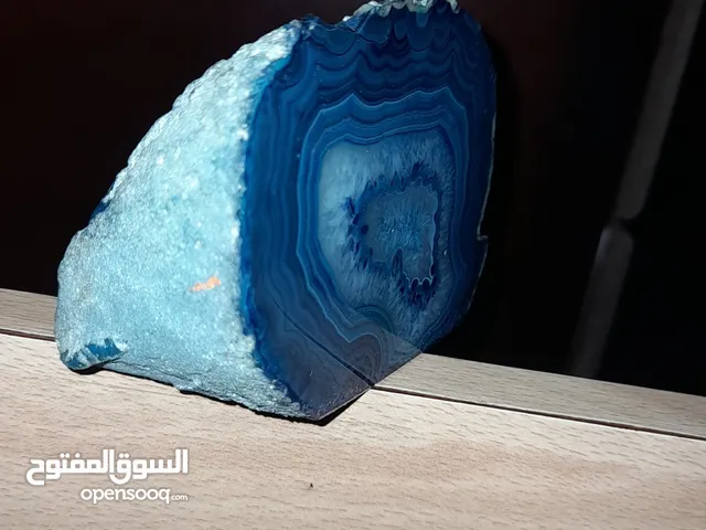 حجر كريم جميل ونادر جدا وله تفاصيل جميله جدا بلون الأزرق وعليه خطوط مثل الثلج جميل جداً