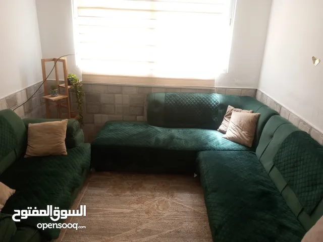 غرفة قعدة وطاولات