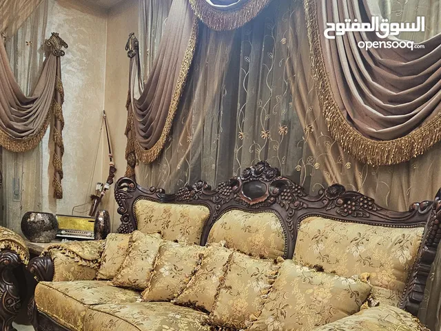 طقم صالون كامل للبيع : 9 مقاعد خشب زان مستورد بالإضافة لطاولة سفرة خشب زان 8 مقاعد مع الستائر