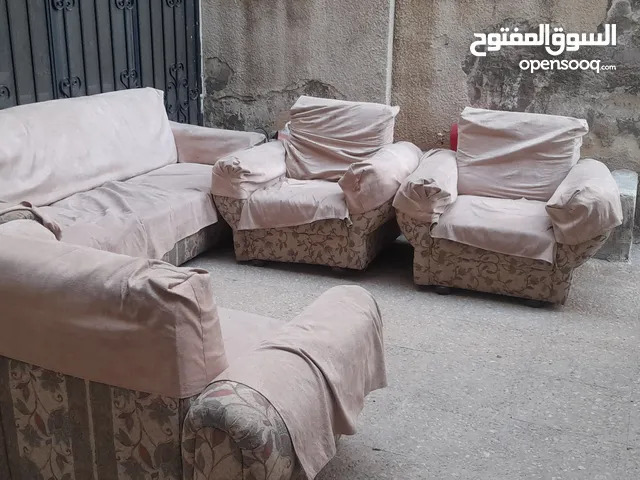 كنب للبيع مقابل لتفوض