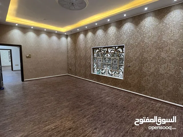 250m2 5 Bedrooms Townhouse for Sale in Basra Maqal