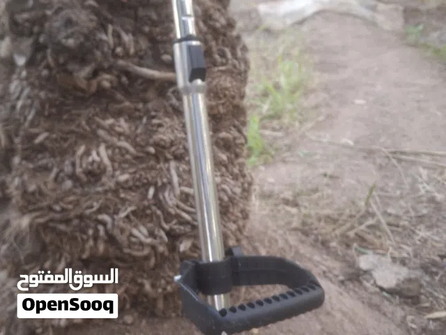 مكينة قص الحشائش والطعام