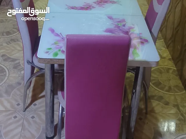 ميز طعام متعمل