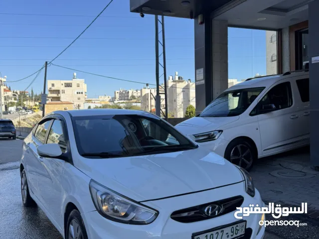 هونداي اكسنت 2015 محرك 1600 ديزل لون ابيض فرش جلد تشغيل بصمه حساسات خلفيه كاميرا خلفيه ترخيص وتامين