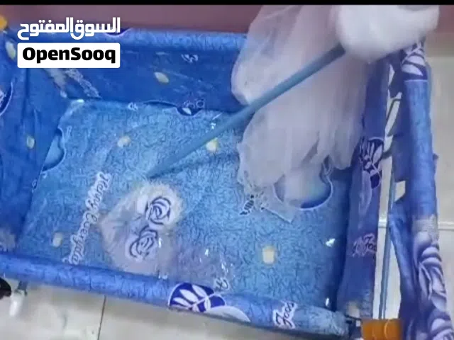 سرير اطفال هزاز نظيف جدا وسليم استعمال شهر فقط
