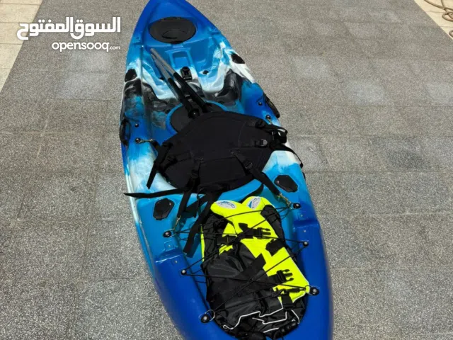 كاياك Sit-On-Top (مفتوح) مصنوع من بلاستيك بولي إيثيلين عالي الكثافة