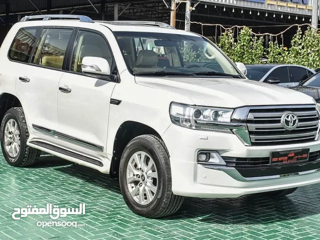 Toyota Land Cruiser V8 2016 GCC - with sunroof