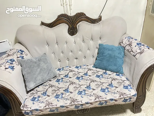 كنب واحده ثلاثه وواحده ثنائيه مستعمله بحاله جيده جدا مصنوعه من خشب الزان