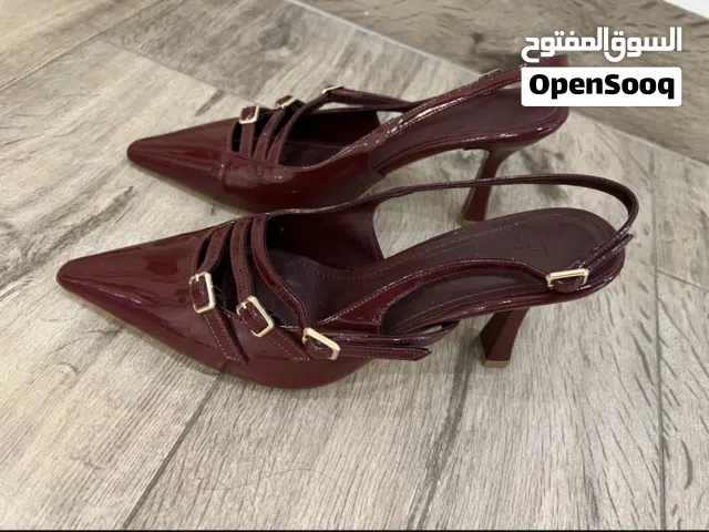 حذاء ماركة hazar مقاس 40 لون عنابي كالجديد استخدام مره واحده فقط