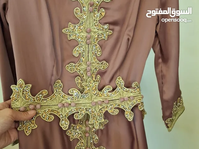 قفطان مغربي وفساتين للبيع لبسة وحدة او مش ملبوس