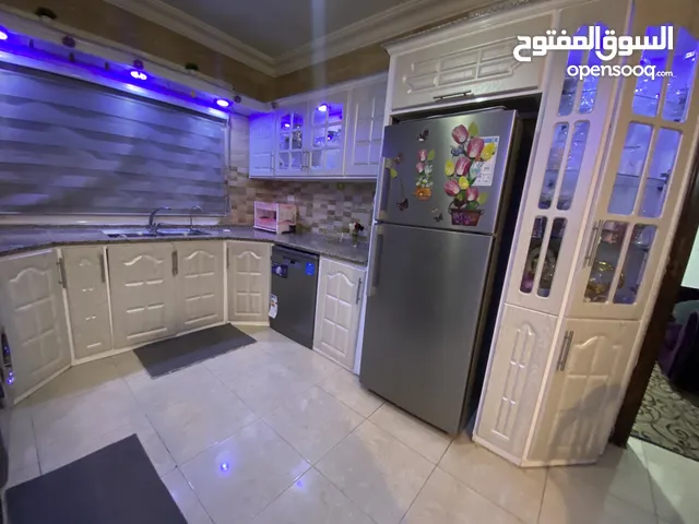 مطبخ ألمنيوم وخشب مع اضاءه