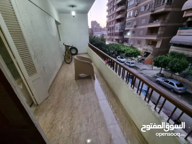 فرصه شقه للبيع بمدينه نصر المنطقه السادسه بشارع متفرع من المقريفي